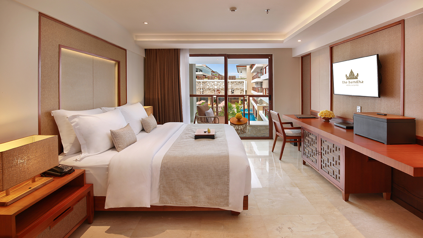 Deluxe double room with a private balcony and seating area.