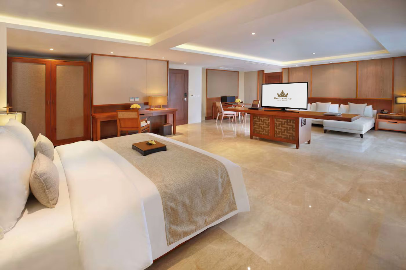 Deluxe suite featuring a living area and spa bath.